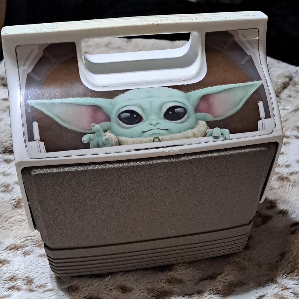Igloo 4QT Green and Brown Mandalorian The Child  Grogu  Lunch Box